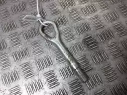 Крюк буксировочный