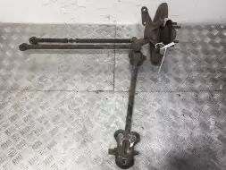 Цапфа задняя левая (ось ступицы)