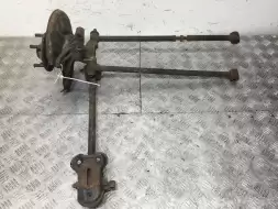 Цапфа задняя правая (ось ступицы)