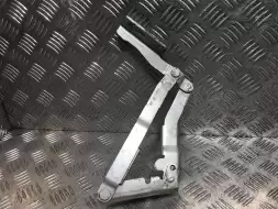 Петля капота правая