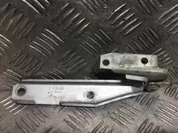 Петля капота левая