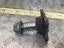 Цапфа задняя левая (ось ступицы)