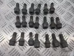 Болт колесный