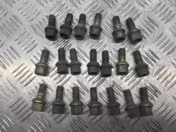 Болт колесный