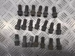 Болт колесный