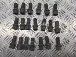 Болт колесный