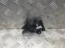 Замок капота