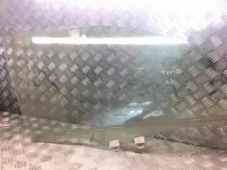 Стекло двери передней правой