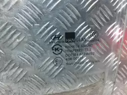 Стекло двери передней левой