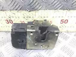 Замок двери передней левой