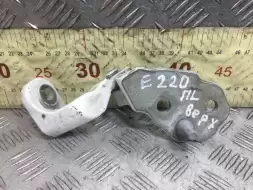 Петля двери передней левой