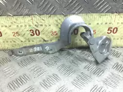 Петля крышки багажника