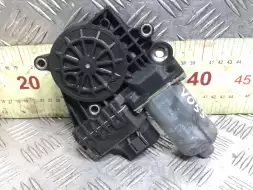 Моторчик стеклоподъемника задний левый