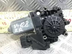 Моторчик стеклоподъемника задний правый