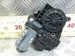 Моторчик стеклоподъемника задний правый