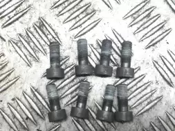 Болт маховика