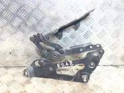 Петля капота